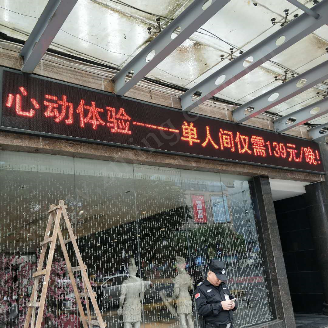 电子显示屏维修:酒店门头屏左边显示不全