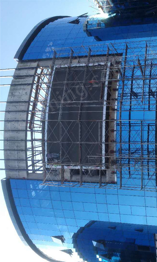 郴州人民医院户外p8全彩显示屏安装中