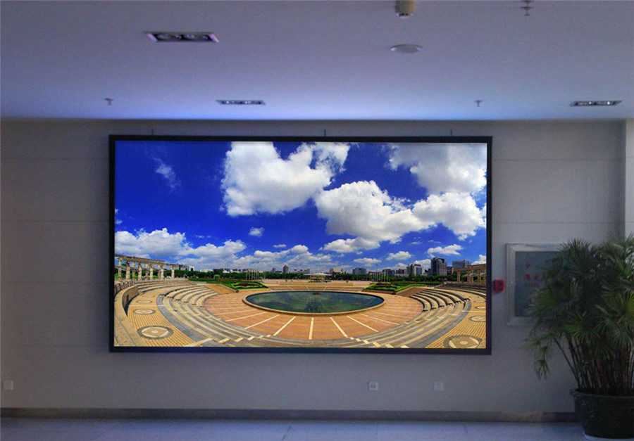 大厅背景墙安装全彩led显示屏需要散热设备吗？