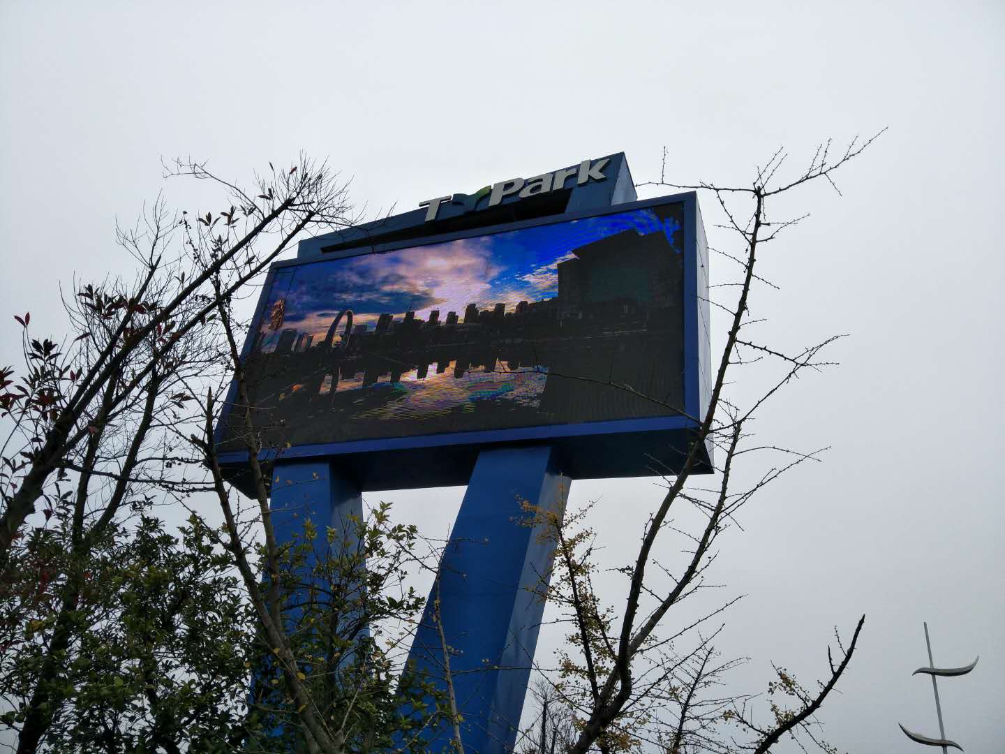 led屏维修:天易全彩显示屏有几块不亮